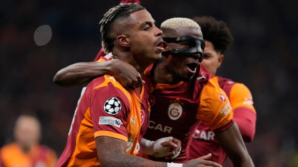 Jogadores do Galatasaray comemoram gol contra o Liverpool