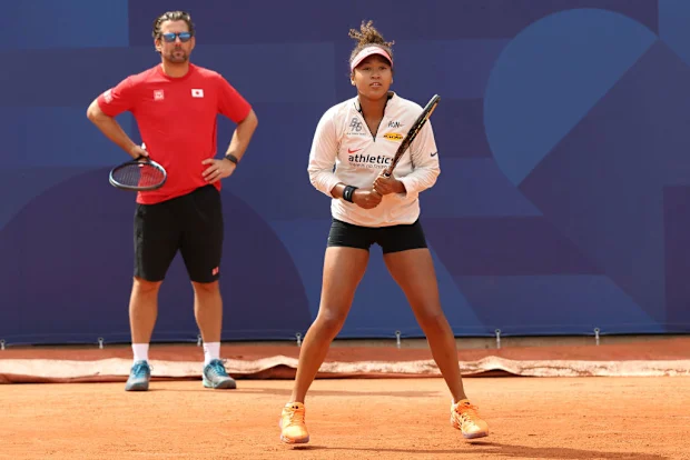 Naomi Osaka, do Japão, e seu técnico Wim Fisette durante uma sessão de treinamento antes dos Jogos Olímpicos de Paris 2024.