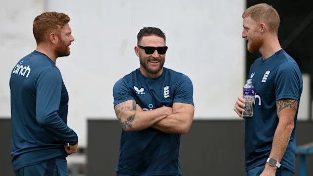 Jonathan Bairstow, da Inglaterra, fala com o capitão Ben Stokes e o técnico Brendon McCullum durante uma sessão de redes no JSCA International Stadium Complex em 21 de fevereiro de 2024 em Ranchi, Índia. (Foto de Gareth Copley/Getty Images)