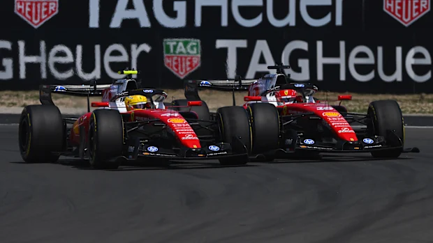 Lewis Hamilton da Grã-Bretanha dirigindo a (44) Scuderia Ferrari SF-26 e Charles Leclerc de Mônaco dirigindo a (16) Scuderia Ferrari SF-26 batalham pela posição na pista durante o Sprint antes do Grande Prêmio de F1 da China no Circuito Internacional de Xangai em 14 de março de 2026 em Xangai, China. (Foto de Rudy Carezzevoli/Getty Images)