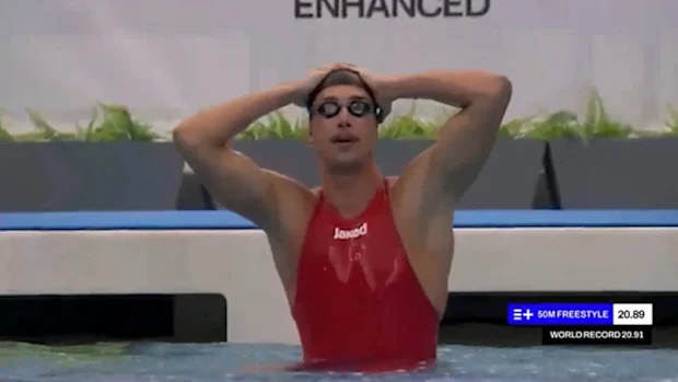 Kristian Gkolomeev reage depois de quebrar o recorde mundial dos 50m livres antes dos Jogos Avançados, nos quais atletas musculados competem em desportos olímpicos.