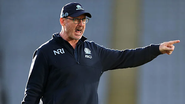 Treinador Dan McKellar dos Waratahs em Eden Park.