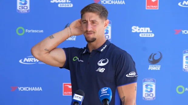 Zac Lomax conversa com a mídia.