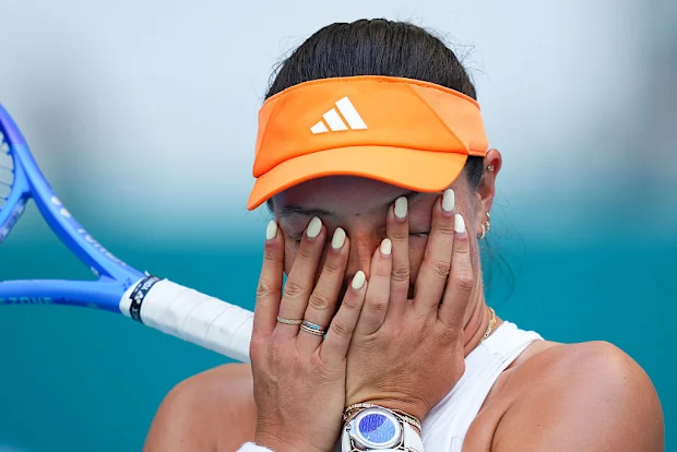 Jessica Pegula, dos Estados Unidos, reage contra Elena Rybakina, do Cazaquistão.