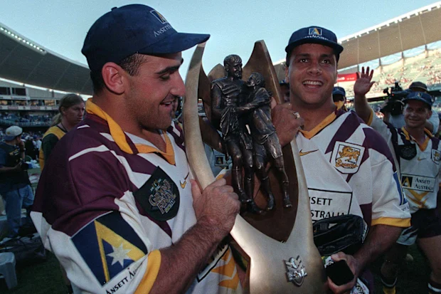 Tony Carroll (à esquerda) e Steve Renouf com o troféu da premiership após vencer a grande final da NRL de 1998.