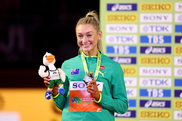 TORUN, POLÔNIA - 22 DE MARÇO: A medalhista de prata, Jessica Hull, da equipe Austrália, posa para uma foto durante a cerimônia de medalha da final feminina dos 1500m durante o terceiro dia do Campeonato Mundial de Atletismo Indoor Kujawy Pomorze 2026 na Arena Kujawsko-Pomorska em 22 de março de 2026 em Torun, Polônia. (Foto de Dan Mullan/Getty Images)