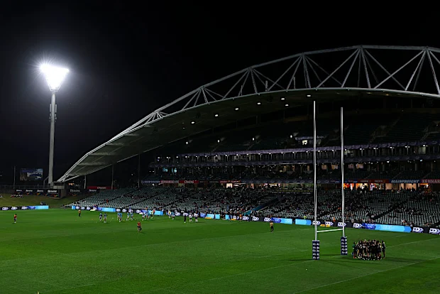 Os jogadores esperam que o jogo seja retomado após um corte de energia.