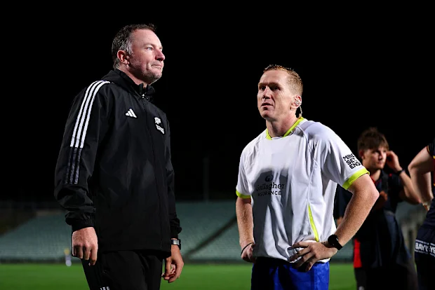 O árbitro Damon Murphy observa enquanto o jogo é interrompido devido a um corte de energia.