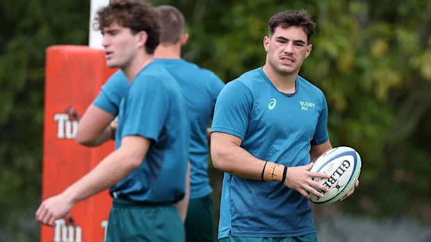 Zach Fittler, da Austrália, aquece no FMG Stadium Waikato.