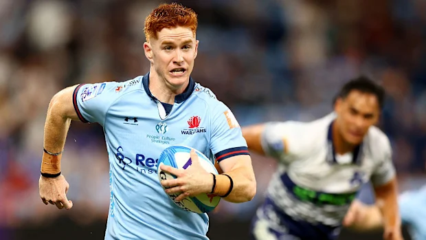 Sid Harvey, dos Waratahs, quebra a linha.