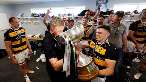 O técnico do Taranaki, Neil Barnes, comemora a vitória na final do NPC.