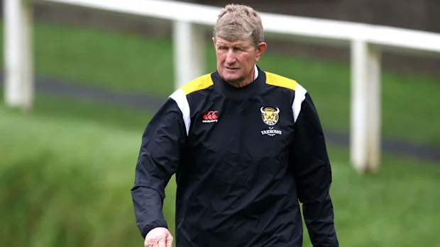 O técnico do Taranaki, Neil Barnes, no Pukekura Park.