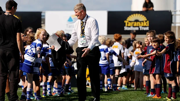 O técnico do Taranaki, Neil Barnes, caminha pelo túnel do Yarrow Stadium.