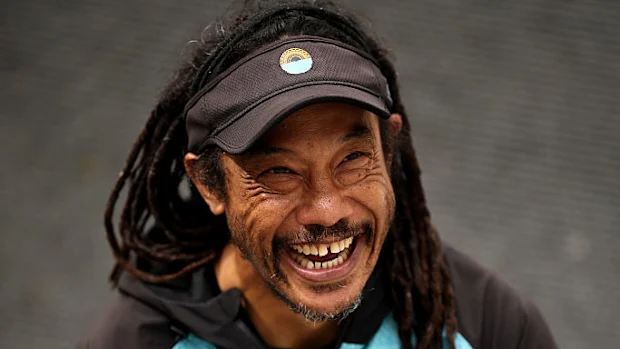 A nova técnica de defesa dos All Blacks, Tana Umaga, sorri antes de uma coletiva de imprensa.