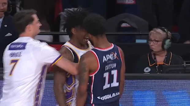 Davis e Cotton vão em frente.