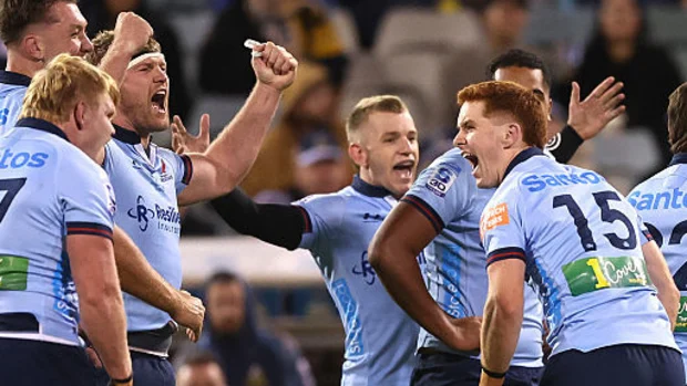 Os jogadores do Waratah comemoram a vitória durante a sétima rodada da partida do Super Rugby.