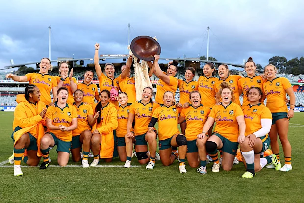Os Wallaroos posam com o troféu no GIO Stadium.
