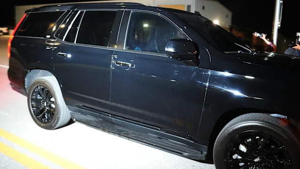 Tiger Woods deixa a prisão do Gabinete do Xerife do Condado de Martin após seu envolvimento em um acidente de carro.