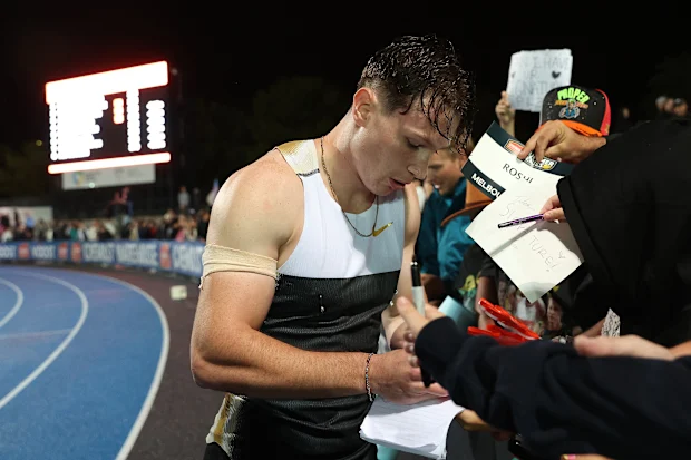 MELBOURNE, AUSTRÁLIA - 28 DE MARÇO: Lachlan Kennedy dá autógrafos após os 200m masculinos durante o Maurie Plant Meet de 2026 no Lakeside Stadium em 28 de março de 2026 em Melbourne, Austrália. (Foto de Kelly Defina/Getty Images)