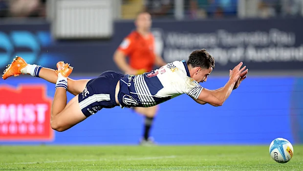 Payton Spencer, do Blues, marca um try.