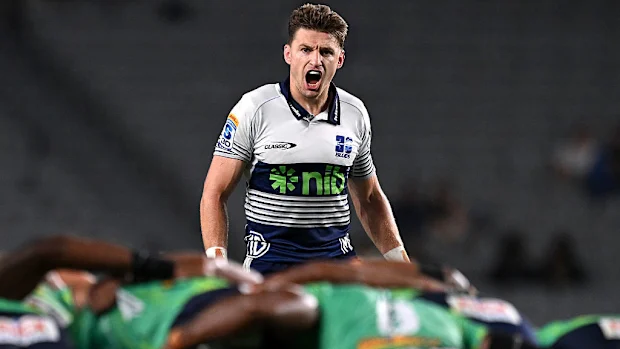 Beauden Barrett do Blues dá instruções.