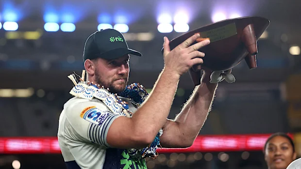 Sam Darry, do Blues, segura o Troféu Memorial Joeli Vidiri.