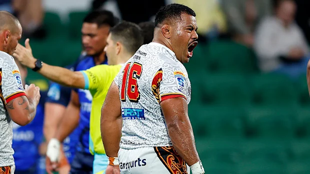 Samisoni Taukei'aho do Chiefs reage após uma paralisação do jogo.