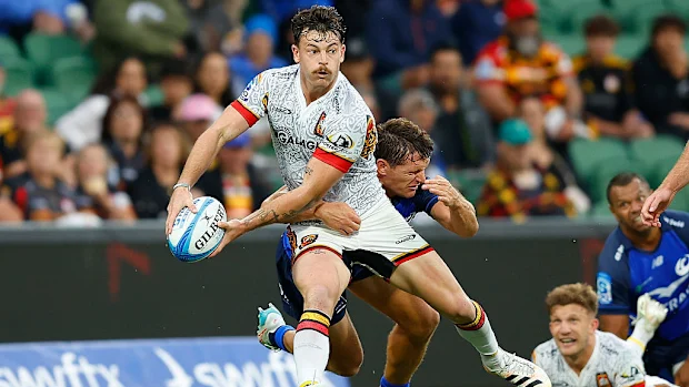 Leroy Carter, do Chiefs, passa a bola.