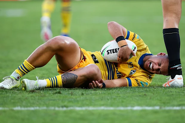 Isaiah Iongi reage após uma entrada de quadril.