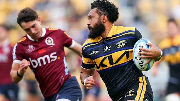 Fehi Fineanganofo, do Hurricanes, foge para tentar.