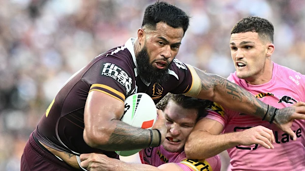 BRISBANE, AUSTRÁLIA - 28 DE SETEMBRO: Payne Haas do Broncos assume a defesa durante a partida da final preliminar da NRL entre Brisbane Broncos e Penrith Panthers no Suncorp Stadium, em 28 de setembro de 2025, em Brisbane, Austrália. (Foto de Bradley Kanaris/Getty Images)