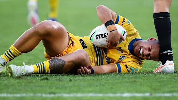 Isaiah Iongi reage após uma entrada de quadril.