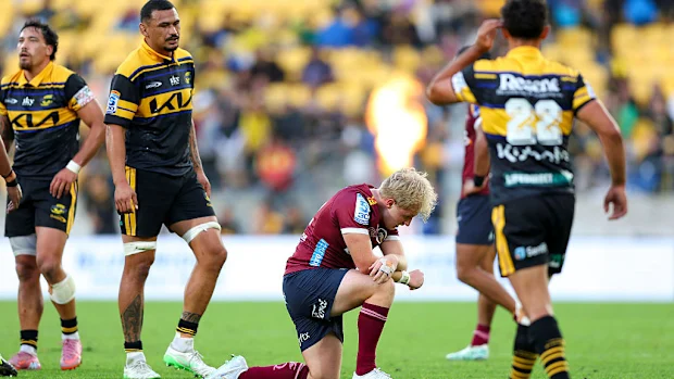 Tom Lynagh, dos Reds, reage ao apito final em Wellington.