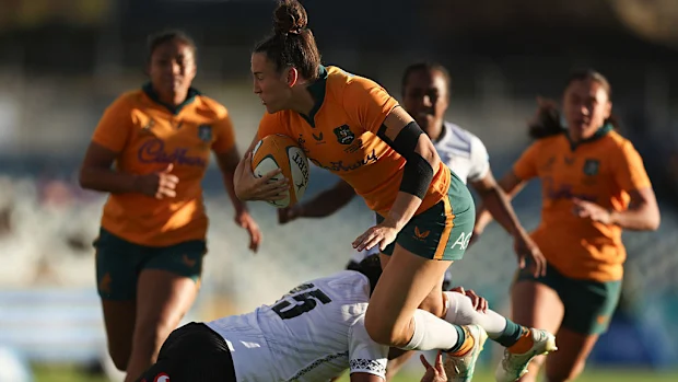 Maya Stewart dos Wallaroos é abordada.