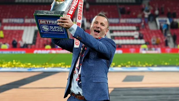 O técnico do Hull KR, Willie Peters, com o troféu enquanto comemora após a Grande Final da Betfred Super League em Old Trafford, Manchester. Data da foto: sábado, 11 de outubro de 2025. (Foto de Martin Rickett/PA Images via Getty Images)