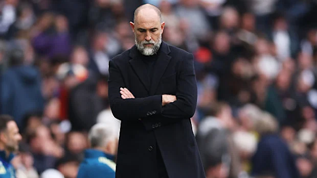 Igor Tudor parece abatido durante a partida da Premier League.