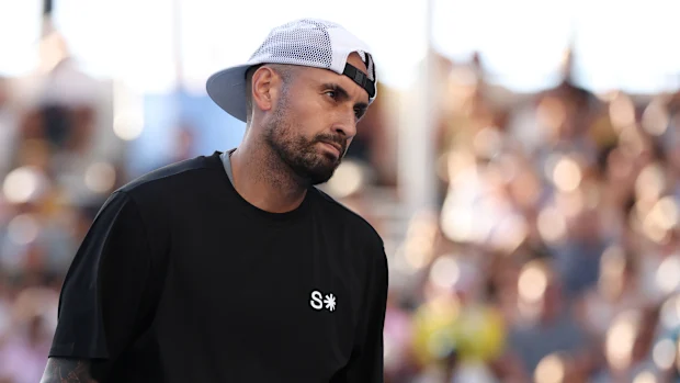 Nick Kyrgios em ação ao lado da canadense Leylah Fernandez durante sua estreia em duplas mistas.