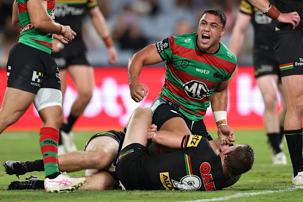 SYDNEY, AUSTRÁLIA - 27 DE MARÇO: Davvy Moale dos Rabbitohs comemora com seus companheiros de equipe depois de marcar um try durante a quarta rodada da partida da NRL entre South Sydney Rabbitohs e Penrith Panthers no Accor Stadium em 27 de março de 2025, em Sydney, Austrália. (Foto de Cameron Spencer/Getty Images)