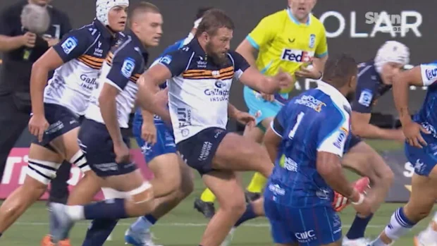 James Slipper coloca na ponta do pé.