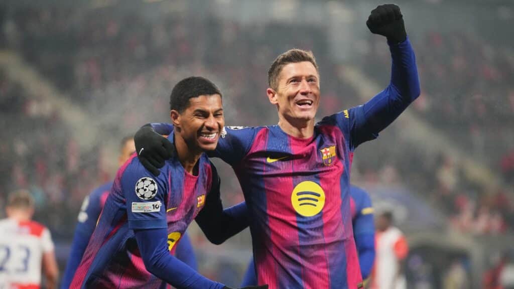Dupla do Barcelona Marcus Rashford e Robert Lewandowski comemoram