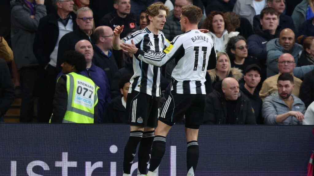 Anthony Gordon, do Newcastle, comemora gol contra o Chelsea