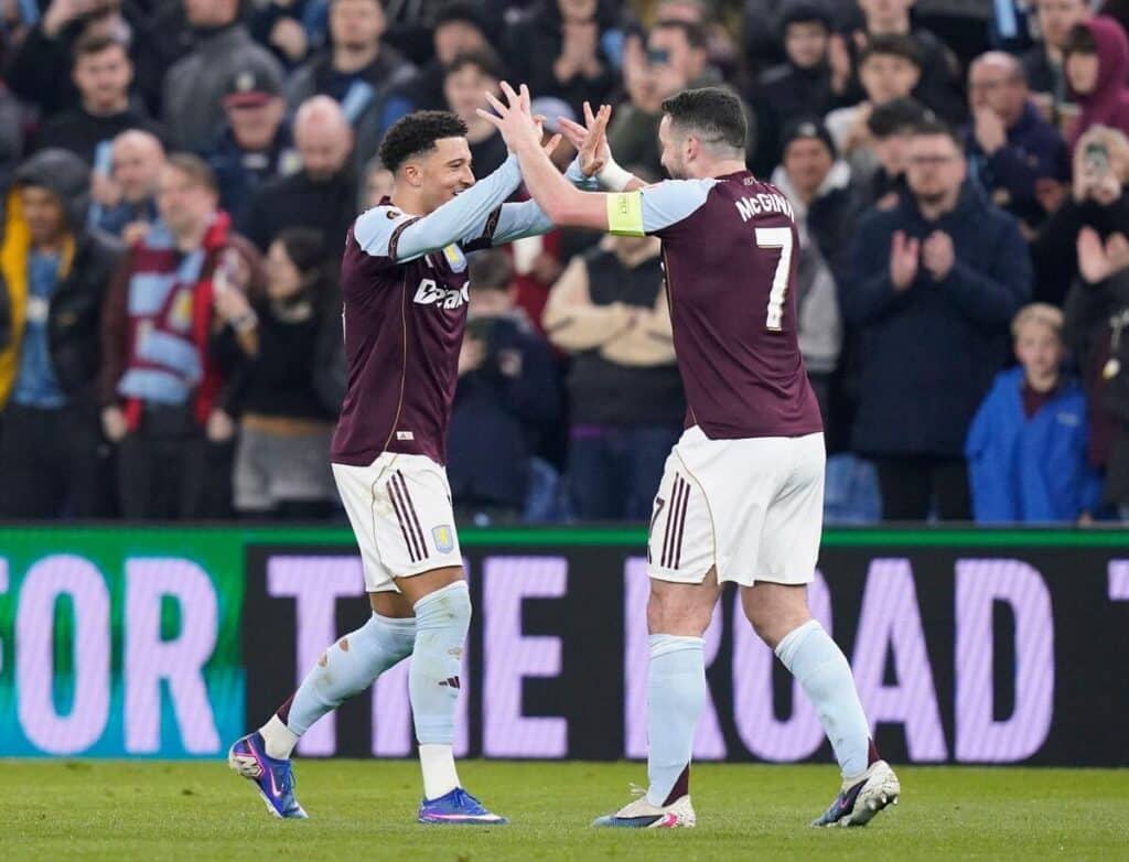 John McGinn e Jadon Sancho comemoram o primeiro gol do Aston Villa contra o Lille