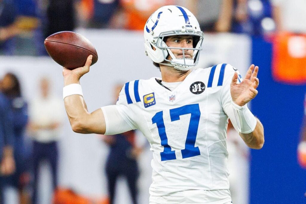 O quarterback do Indianapolis Colts, Daniel Jones, se aquecendo antes do jogo.
