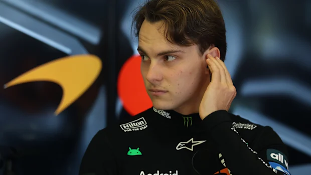 Oscar Piastri da Austrália e McLaren se prepara para dirigir na garagem durante os treinos antes do Grande Prêmio de F1 da Austrália no Circuito Albert Park Grand Prix em 6 de março de 2026 em Melbourne, Austrália. (Foto de Steven Tee/Imagens LAT)