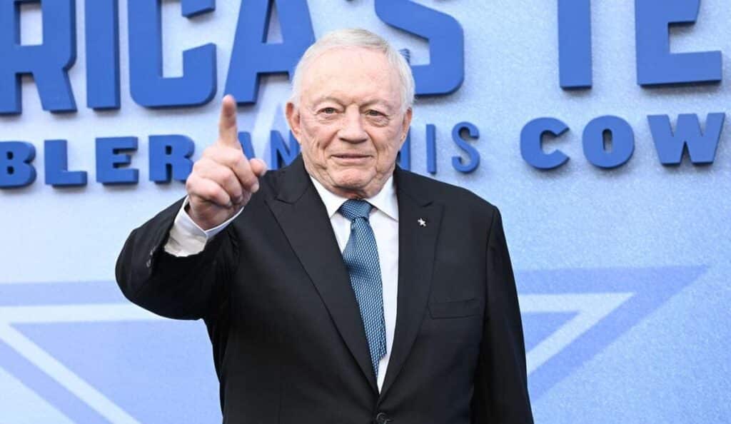 O proprietário do Dallas Cowboys, Jerry Jones, apontando para algo fora do quadro.