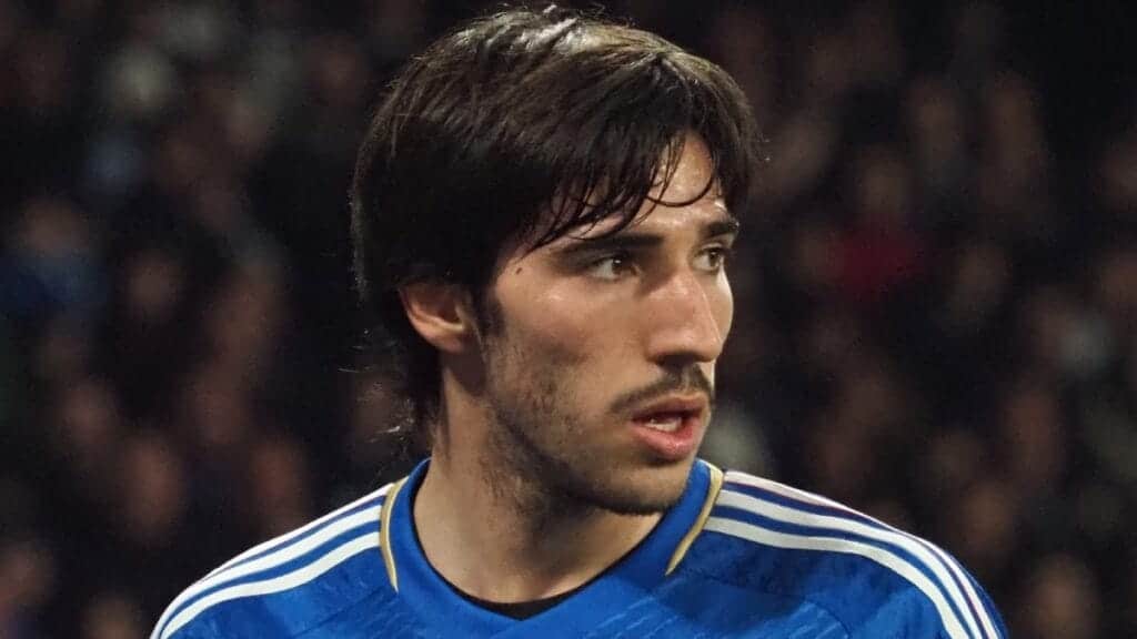 Sandro Tonali jogando futebol pela Itália
