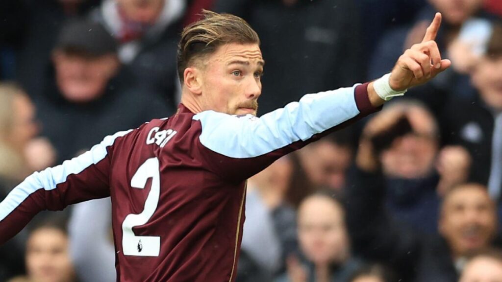 O jogador de futebol Matty Cash jogando pelo Aston Villa Football Club na Premier League