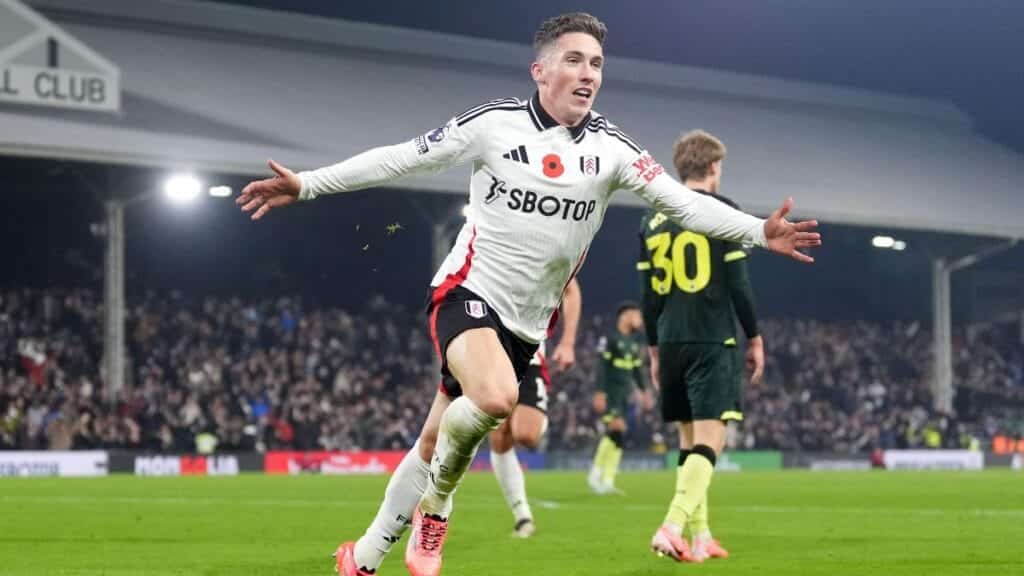 O ala do Fulham, Harry Wilson, comemora o gol em Craven Cottage