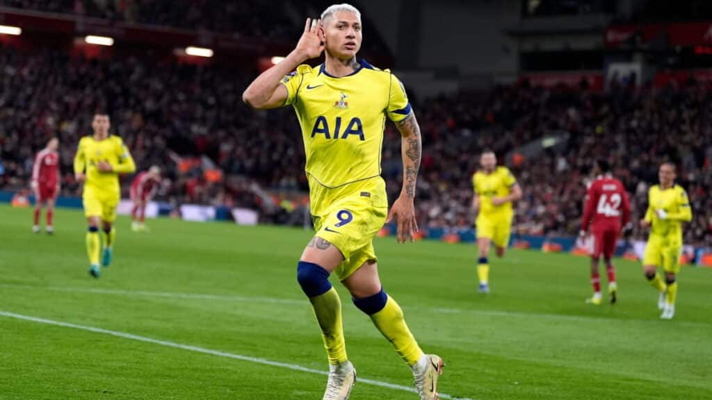 Richarlison, do Tottenham, marca contra o Liverpool