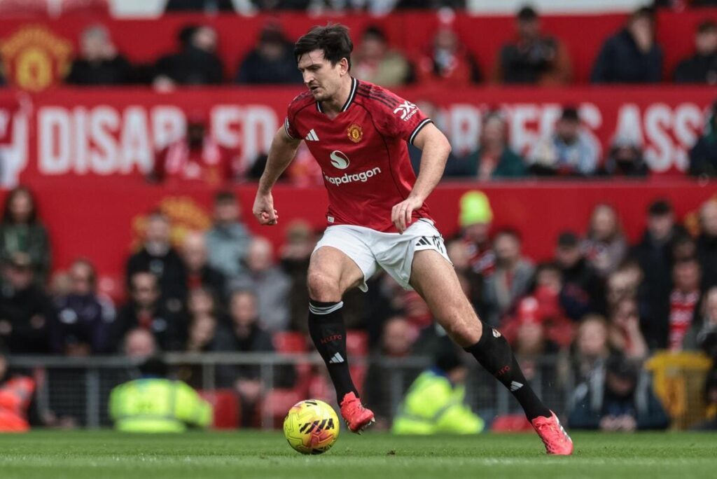 O zagueiro do Manchester United, Harry Maguire, em ação contra o Crystal Palace em Old Trafford